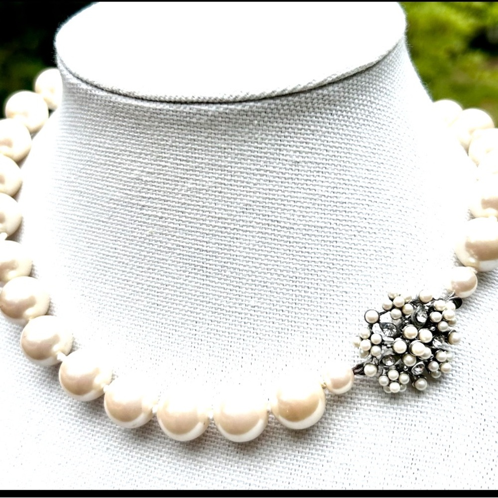 Vintage Elegant Cream Pearl Necklace with Silver Floral Clasp